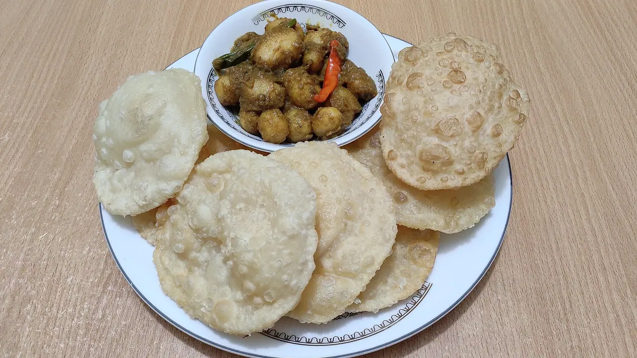 জলযোগের লুচি-ডাল