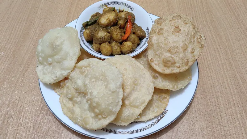 জলযোগের লুচি-ডাল
