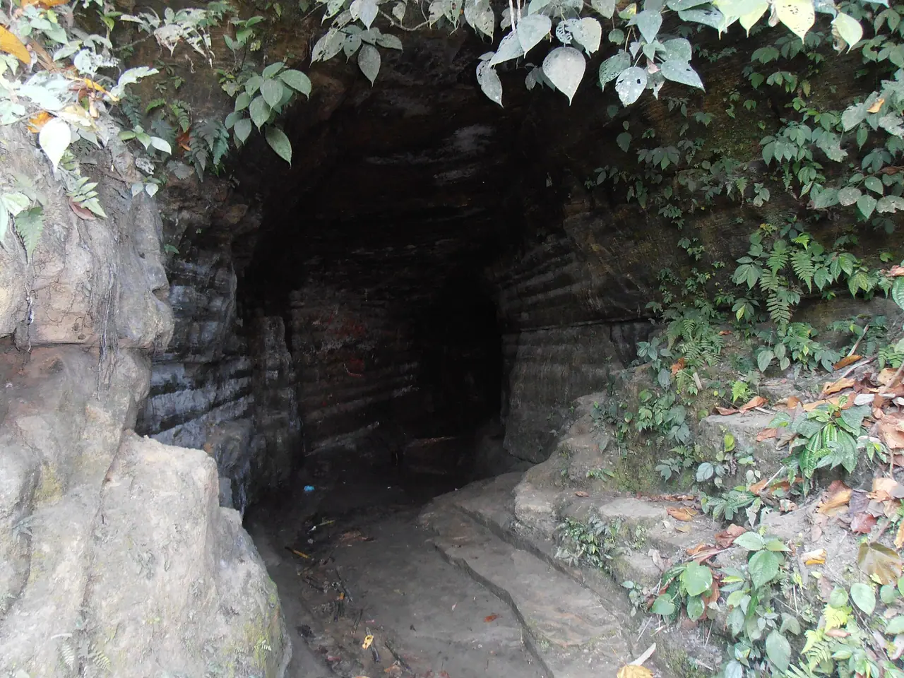 আলুটিলা গুহা