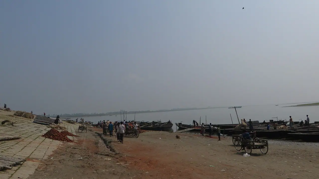 Jamuna riverbank at Sariakandi